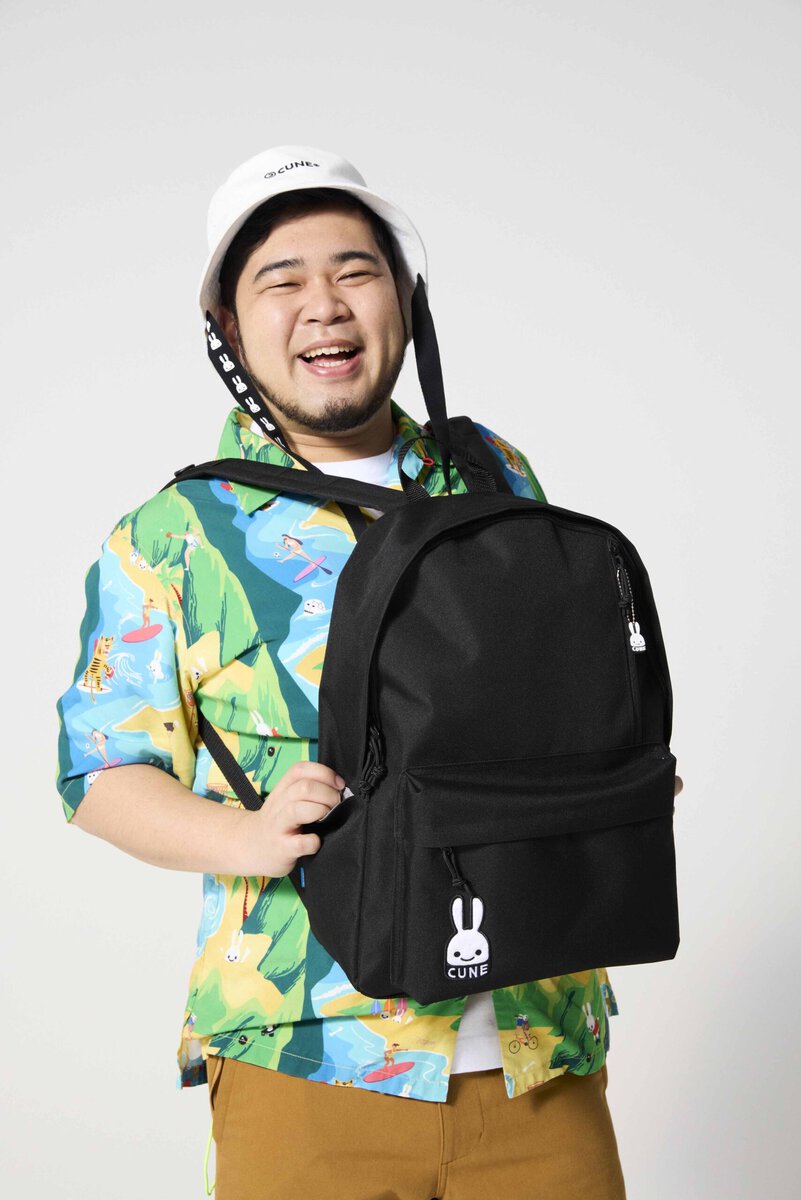 下北沢発のブランドCUNEとsmartが、初めてのコラボレーションして生まれたビッグパックパックと、モデルを務めた松井ケムリさん