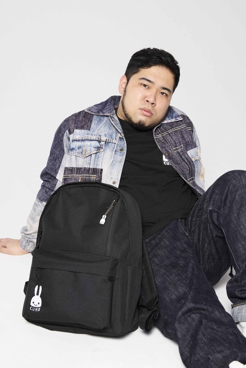 下北沢発のブランドCUNEとsmartが、初めてのコラボレーションして生まれたビッグパックパックと、モデルを務めた松井ケムリさん