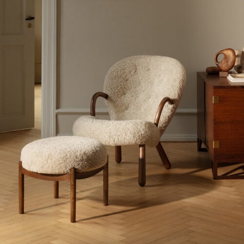 The Clam Chair。羊毛シープスキンを張った北欧ヴィンテージのラウンジチェアとオットマンのセット。ヘリンボーンのフローリング。