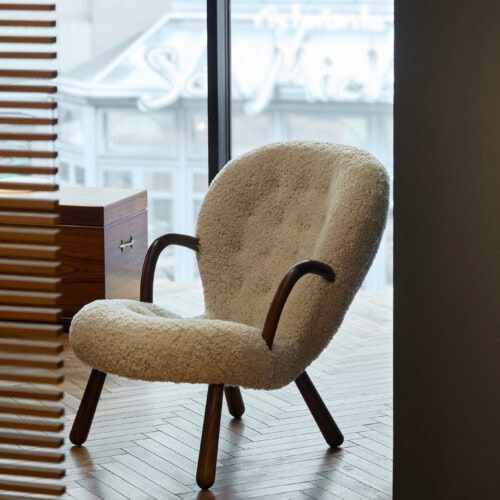 Clam Chair DAGMAR シープスキンを施した丸みのあるラウンジチェア。窓際のリビングに置かれた北欧の名作家具。