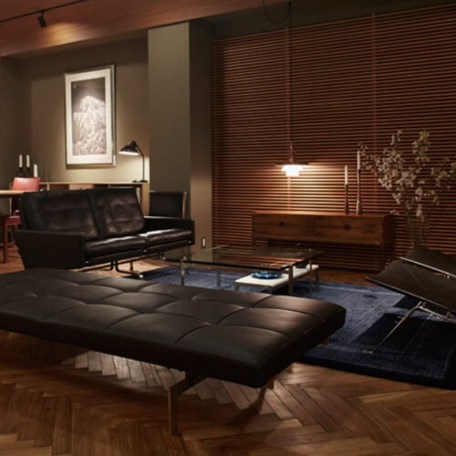 北欧モダンなリビングルームのスタイリング。デンマーク家具、ポール・ケアホルム風のデイベッドとチェア、ルイスポールセンのペンダントライト。ウッドブラインドとヘリンボーン床のインテリア。