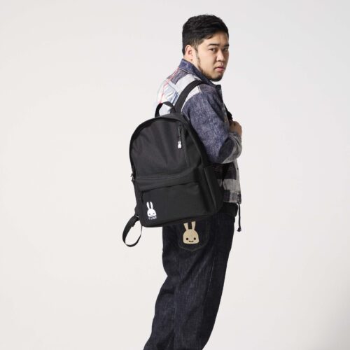下北沢発のブランドCUNEとsmartが、初めてのコラボレーションして生まれたビッグパックパックと、モデルを務めた松井ケムリさん