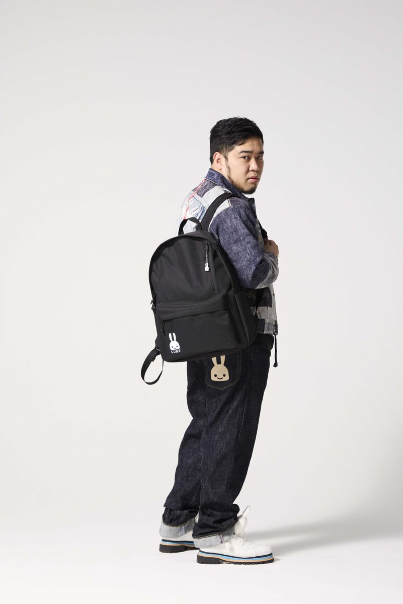 下北沢発のブランドCUNEとsmartが、初めてのコラボレーションして生まれたビッグパックパックと、モデルを務めた松井ケムリさん