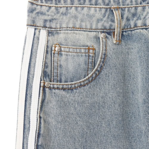 ウォッシュ加工を施したデニム生地は、さりげない格子状の質感を浮かび上がらせ、ヴィンテージライクでラフなムードを演出。クラシックなスポーツウェアのフォルムに、ストリートらしい無骨さと存在感を加えている。