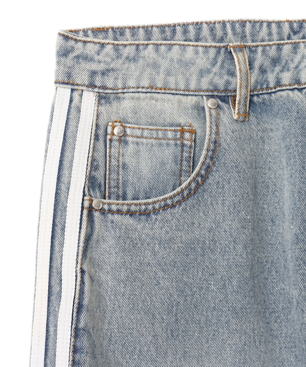 ウォッシュ加工を施したデニム生地は、さりげない格子状の質感を浮かび上がらせ、ヴィンテージライクでラフなムードを演出。クラシックなスポーツウェアのフォルムに、ストリートらしい無骨さと存在感を加えている。