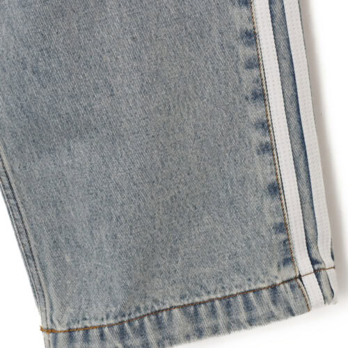 今作では、スポーツヘリテージを継承しながら、ヴィンテージの風合いを纏った鮮やかなライトブルーのデニム素材を採用。新たな表情を与えたセットアップでのラインナップである。