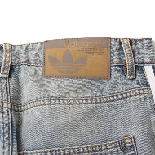 両アイテムともに、トレンド感のあるバギーフィットで仕上げたユニセックス仕様。セットアップでの着用はもちろん、単体でもコーディネートの主役として活躍する一着となっている。