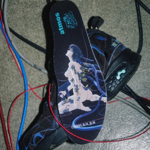 インナーソールには草薙素子の姿を配置。