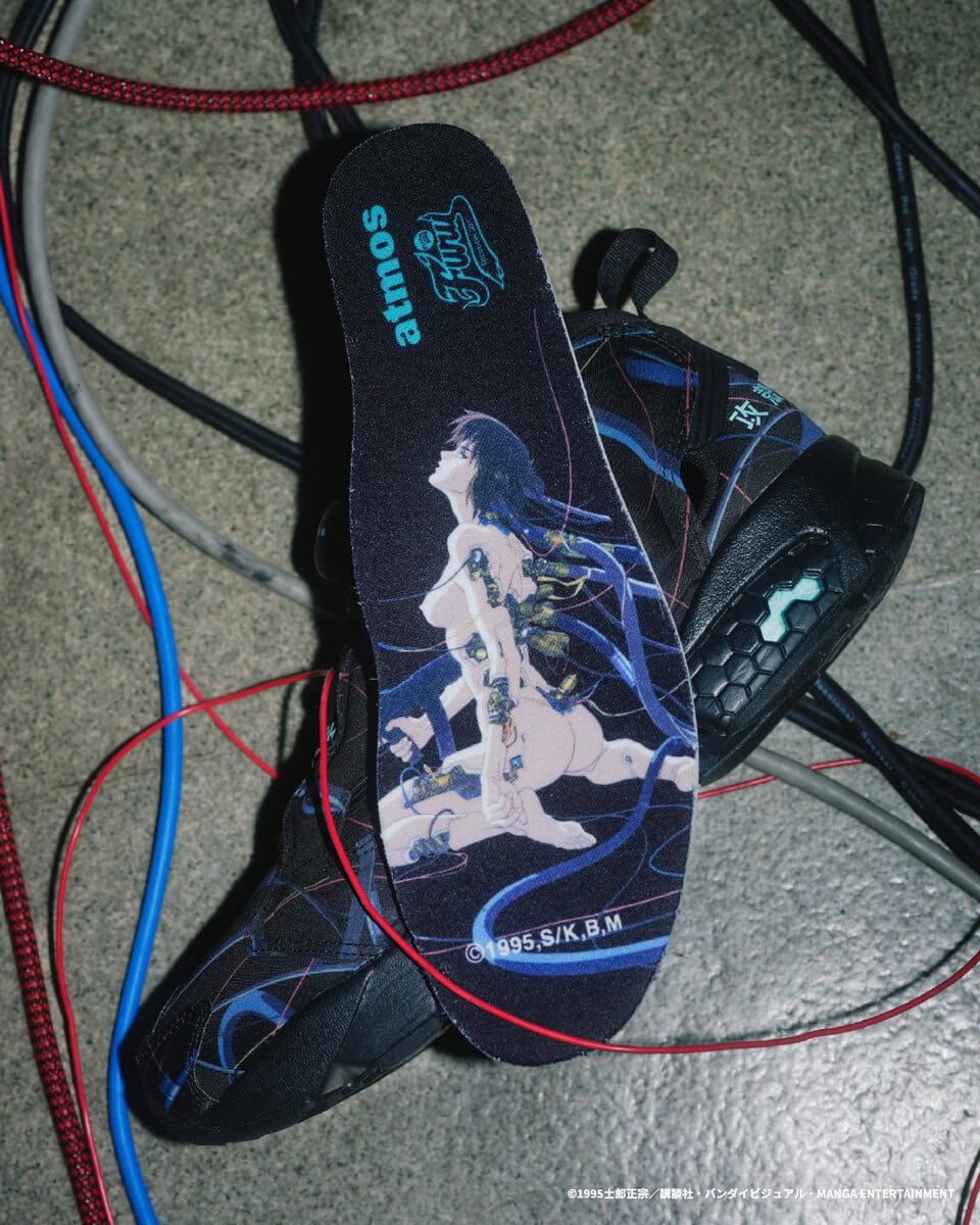 インナーソールには草薙素子の姿を配置。