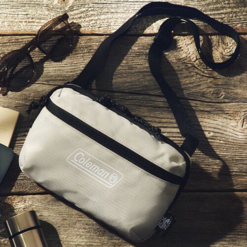 【付録速報】コールマンの「背面メッシュショルダーバッグ」が完成度高すぎ！蒸れにくい＆キーフック付きの高機能仕様に注目【smart6月号】