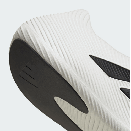 デザイン面では、スポーティで汎用性の高いシルエットが特徴。スポーツ前後はもちろん、カフェへ向かうときのちょい履きまで、幅広いシーンになじむ仕上がりに。