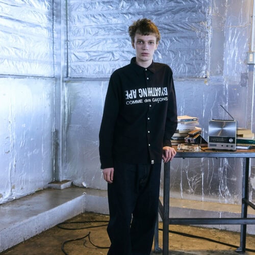 さらに、“COMME des GARÇONS”ロゴの上に、“A BATHING APE®”および“BY BATHING APE”のロゴを上下反転で向かい合わせに配置したコラボレーションロゴもポイント。