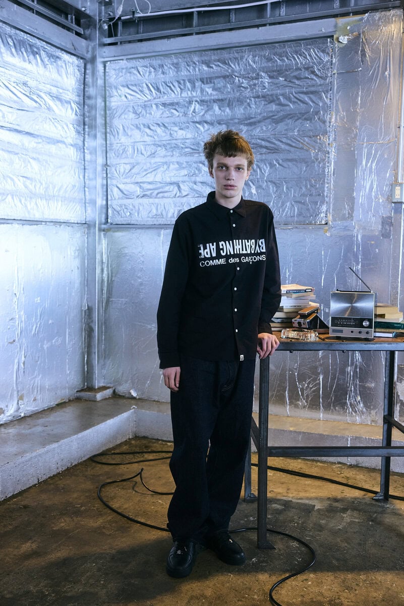 さらに、“COMME des GARÇONS”ロゴの上に、“A BATHING APE®”および“BY BATHING APE”のロゴを上下反転で向かい合わせに配置したコラボレーションロゴもポイント。