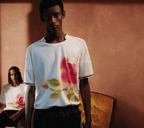 今季のコレクションでは、ライフスタイルアイテムを通してサッカーカルチャーを表現。フットウェアは、adidas Football（アディダス フットボール）のアーカイブを想起させるカラーリングと素材使いが軸になっている。