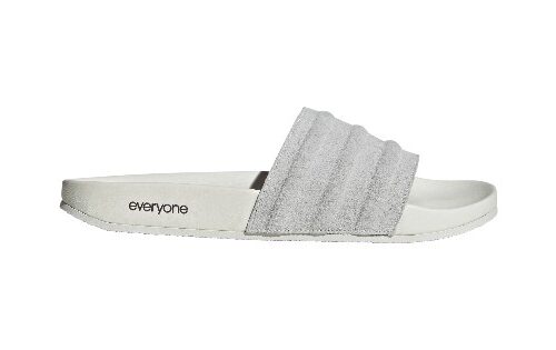 さらに、前回のカプセルコレクションにも登場した特別仕様のAdilette（アディレッタ）は、今回はホワイトで展開。バンドには撥水性のあるイタリアンレザーの牛スエードを採用し、立体的なスリーストライプスをミニマルに表現している。