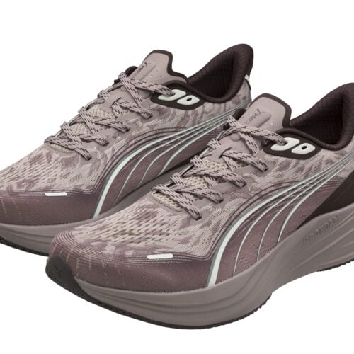 クッション性や軽さ、高反発力に加え、グリップ力と耐久性も兼ね備えたモデルとなっている。柔らかなメッシュアッパーが足をやさしく包み込み、日常のスタイルに取り入れやすい履き心地も魅力。