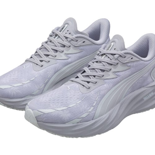 「VELOCITY NITRO 4」は、PUMA独自のミッドソールフォーム“NITROFOAM™”を搭載した一足。