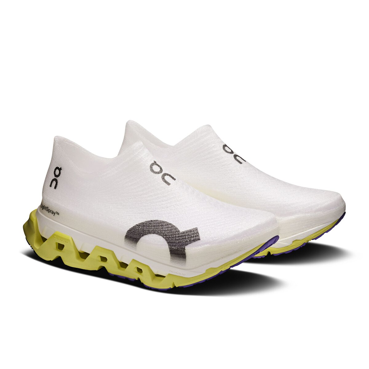 注目は、Onの革新技術「LightSpray™」アッパーを採用している点。快適な履き心地を保ちながら、コレクション最軽量を実現している。