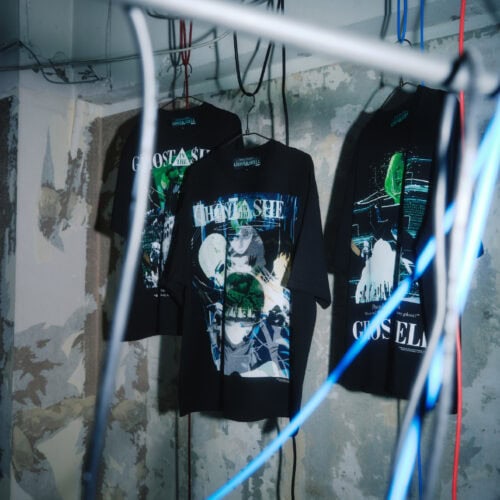 また、シューズの発売にあわせて、河村康輔、atmos、GHOST IN THE SHELL（攻殻機動隊）によるトリプルコラボレーションTシャツの再発売も決定。