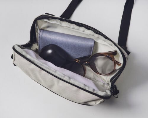 smart2026年6月号 Coleman（コールマン）
背面メッシュ＆キーフック付き
ショルダーバッグ 