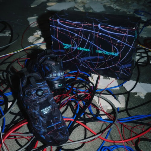 デザインのモチーフになっているのは、主人公・草薙素子の象徴的なシーン。背中に無数のケーブルが接続された印象的なビジュアルを落とし込み、インナーソールには草薙素子の姿を配置。さらに、そのケーブルがアッパー全体へと伸びていくようなデザインに仕上げられている。