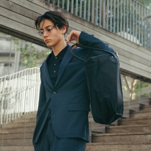 ポロタイプが使いやすく清潔感があり、柔らかな雰囲気になる『ジョン スメド レー』のニットポロ