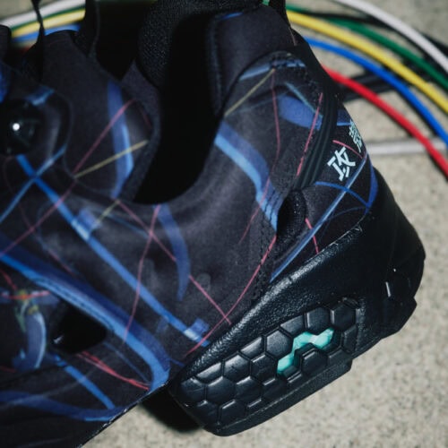 HEXALITE cushioningやロゴには、攻殻機動隊を想起させるターコイズブルーを配色。