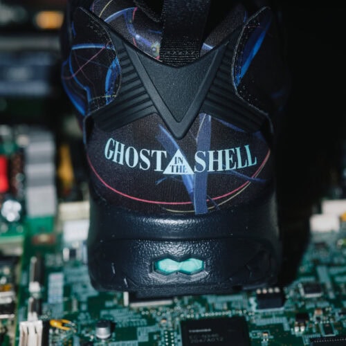 シュータン裏には作品のサブタイトル「People love machines in 2029 A.D.」を配し、かかと部分には作品タイトルの文字を落とし込むなど、細部まで世界観を感じさせる一足となっている。