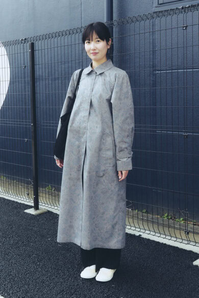 【20代スナップ】柄コートで“しっとり”春を感じさせる上級コーデ