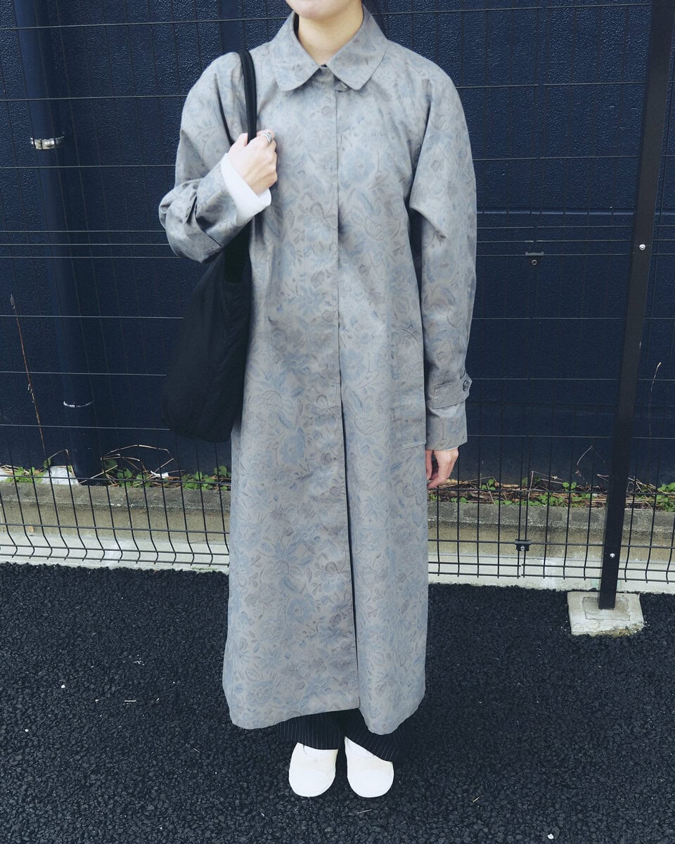 【20代スナップ】柄コートで“しっとり”春を感じさせる上級コーデ