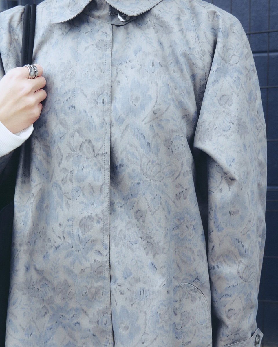 【20代スナップ】柄コートで“しっとり”春を感じさせる上級コーデ