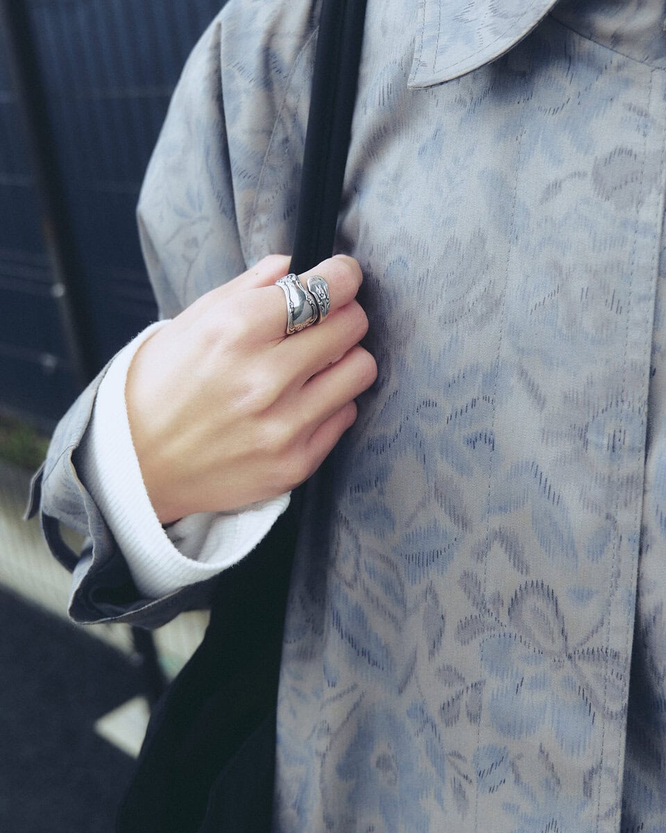 【20代スナップ】柄コートで“しっとり”春を感じさせる上級コーデ