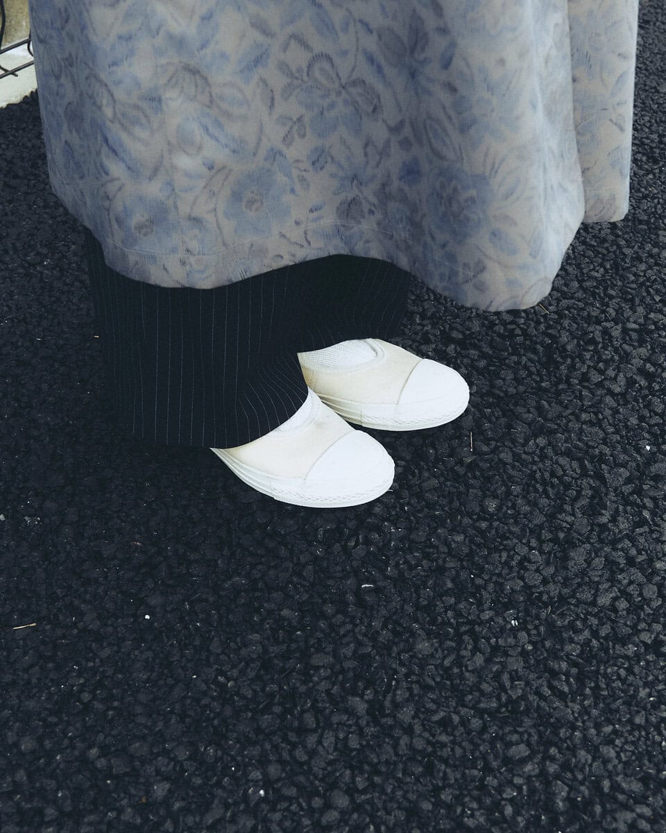 【20代スナップ】柄コートで“しっとり”春を感じさせる上級コーデ