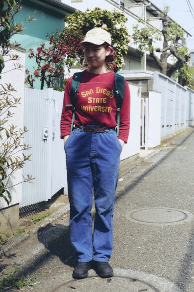 【20代スナップ】春は身軽な服装をしたい！つい気になる赤系のアイテムをメインに