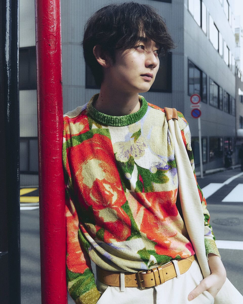 【20代スナップ】トップスを際立たせるパンツとシューズのカラーパレットが秀逸