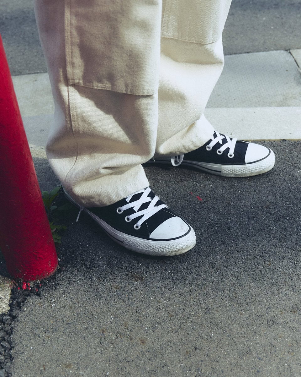 【20代スナップ】トップスを際立たせるパンツとシューズのカラーパレットが秀逸