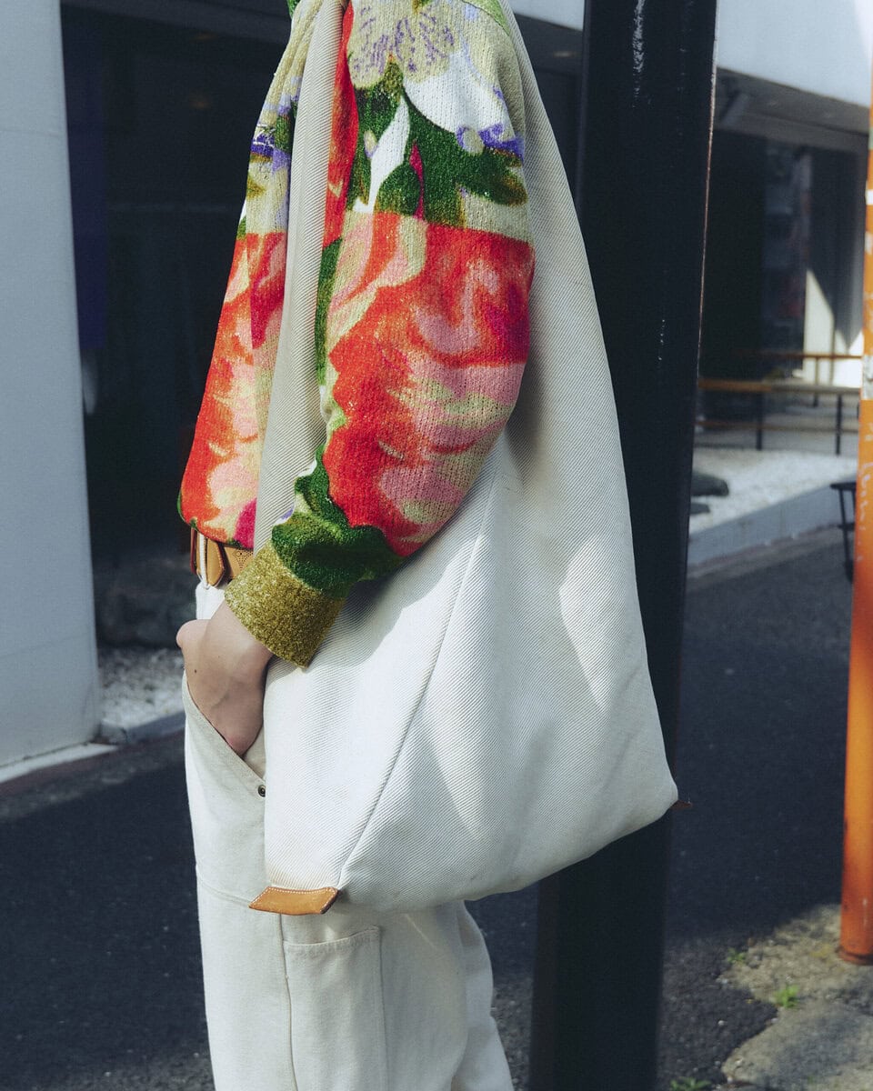 【20代スナップ】トップスを際立たせるパンツとシューズのカラーパレットが秀逸