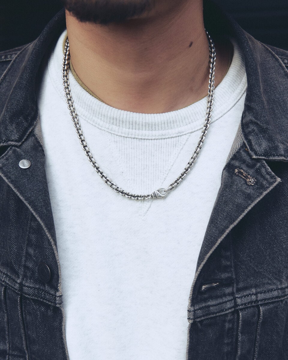 【30代スナップ】男っぽさをいい塩梅で中和するインナーの白ロンT