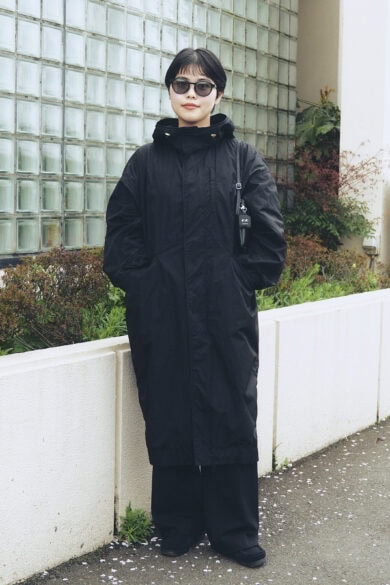 【30代スナップ】モードライクなオールブラックコーデにバンコクで購入した“オキニ”のバッグを添えて