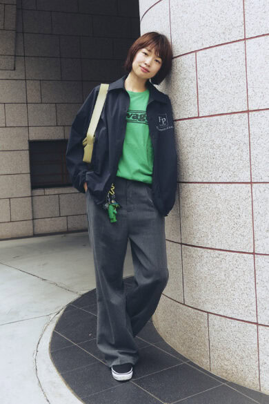 【30代スナップ】Tシャツとキーホルダーを同トーンの緑で合わせて