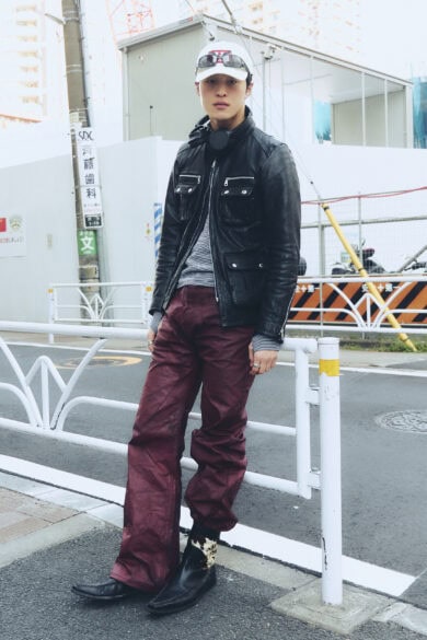 【スナップ】ズボンの裾をアシンメトリーにたくし上げてブーツに視線集中