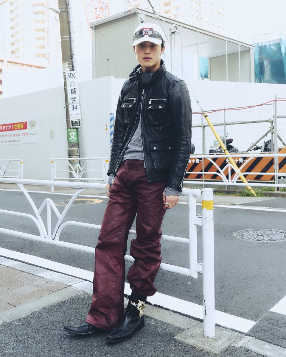 【スナップ】ズボンの裾をアシンメトリーにたくし上げてブーツに視線集中