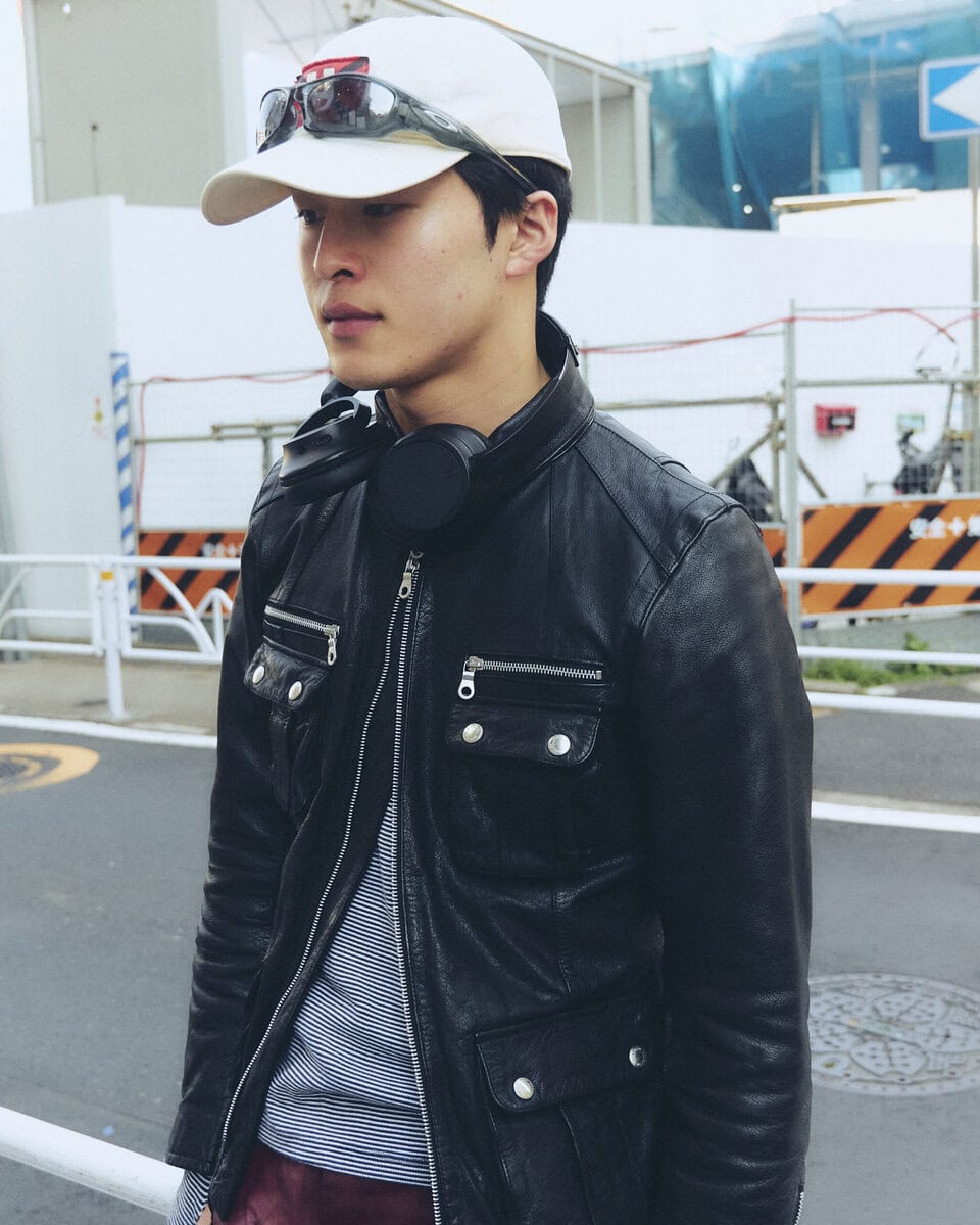 【スナップ】ズボンの裾をアシンメトリーにたくし上げてブーツに視線集中