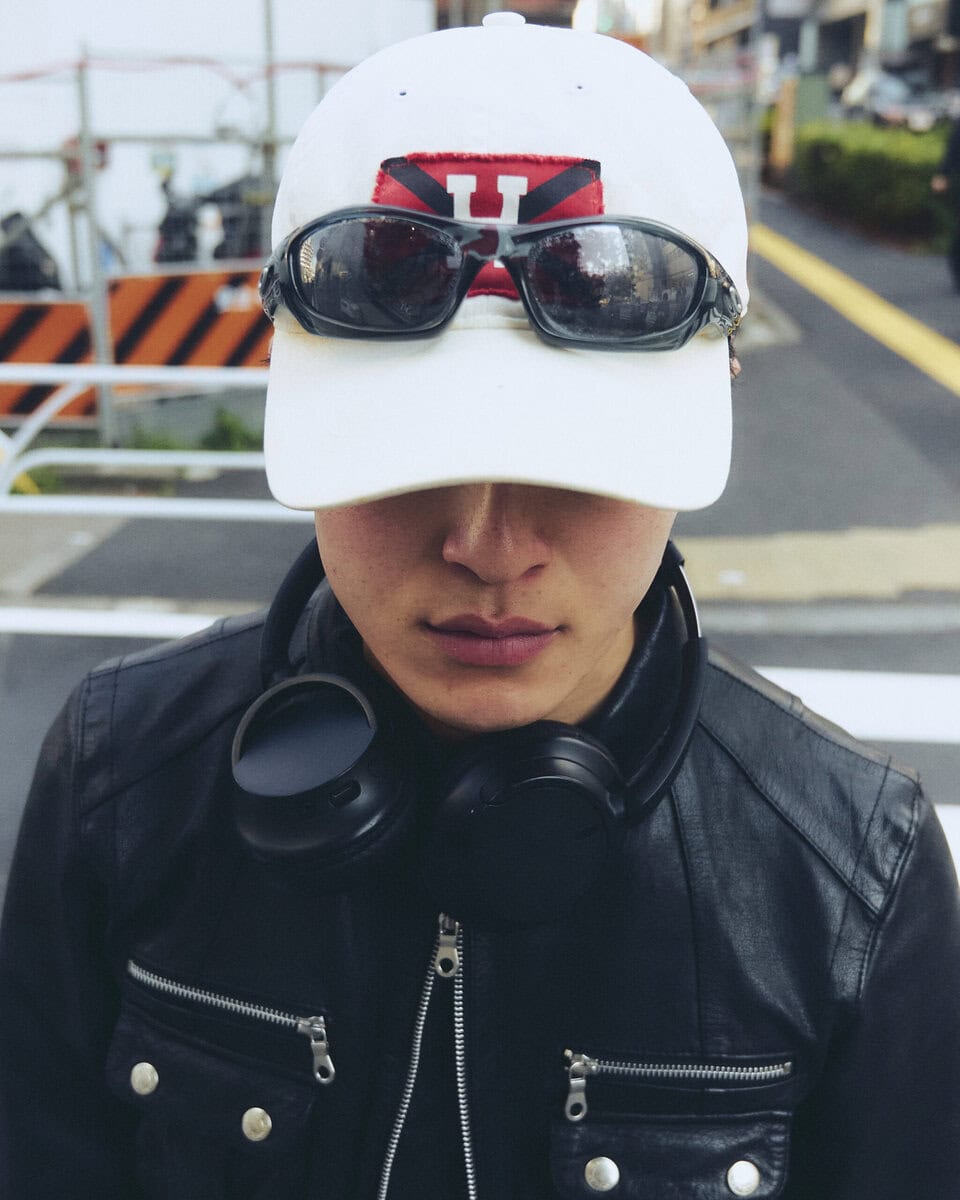 【スナップ】ズボンの裾をアシンメトリーにたくし上げてブーツに視線集中