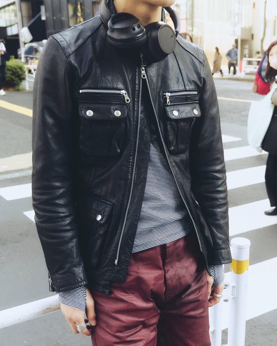 【スナップ】ズボンの裾をアシンメトリーにたくし上げてブーツに視線集中