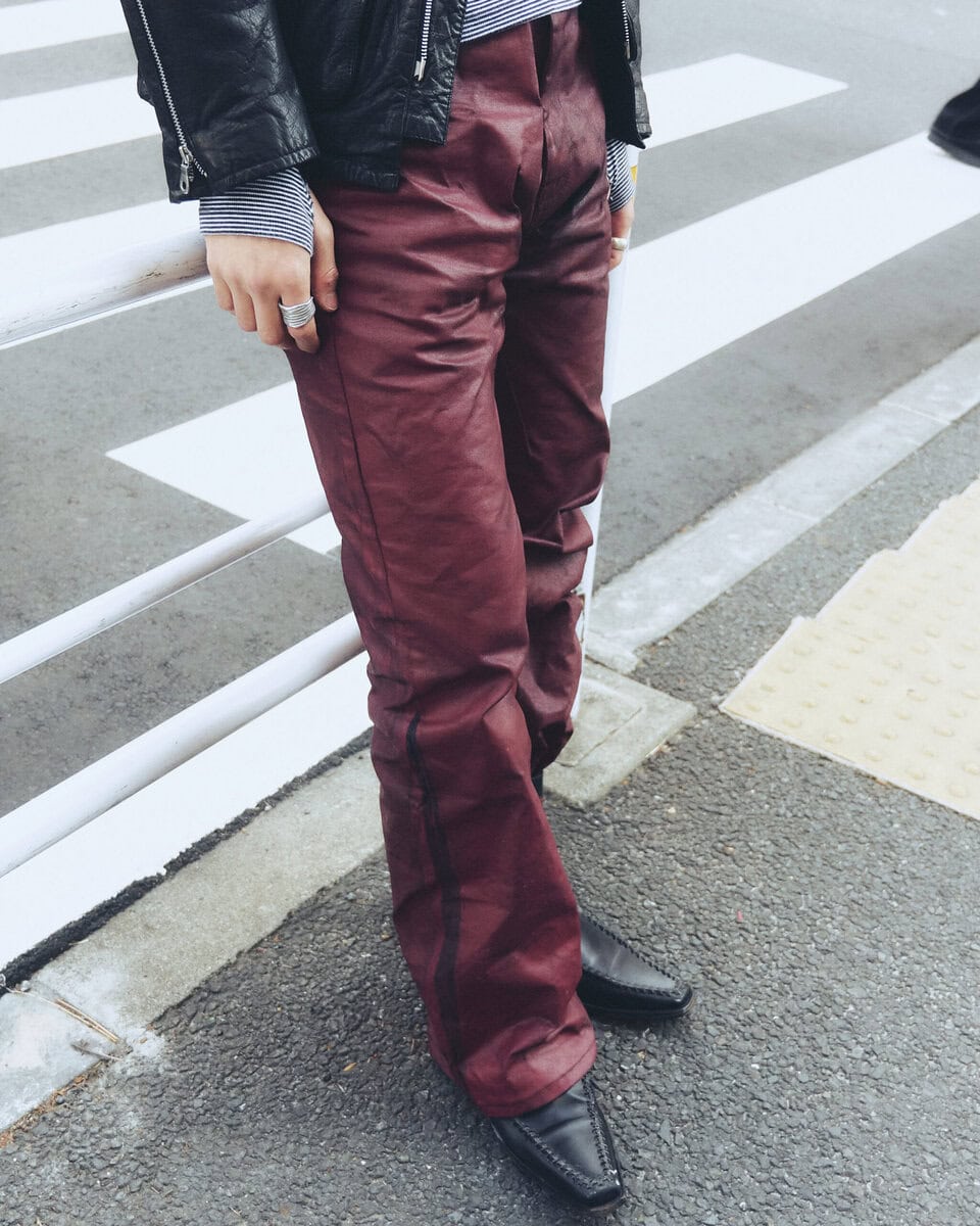 【スナップ】ズボンの裾をアシンメトリーにたくし上げてブーツに視線集中