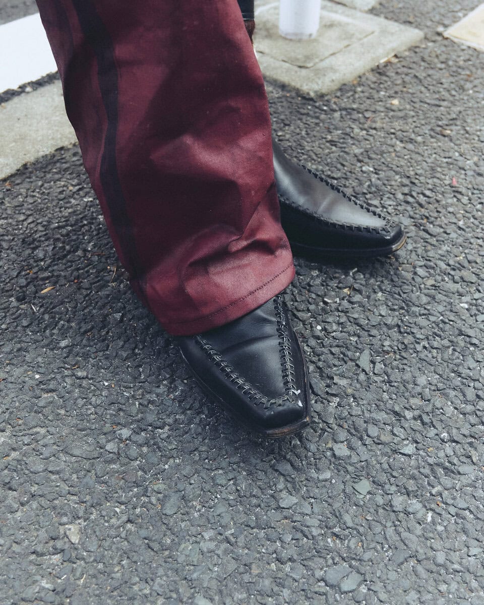 【スナップ】ズボンの裾をアシンメトリーにたくし上げてブーツに視線集中