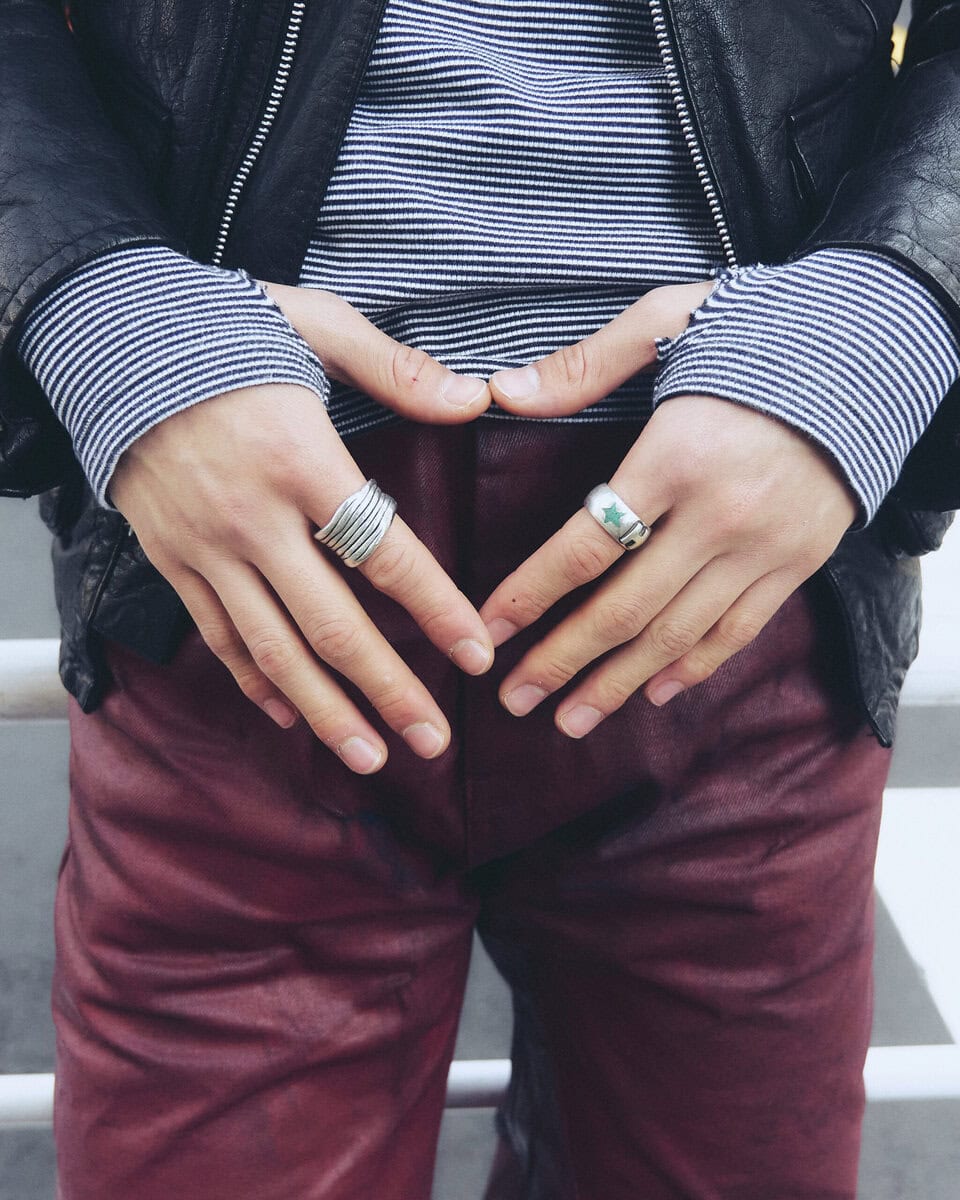 【スナップ】ズボンの裾をアシンメトリーにたくし上げてブーツに視線集中