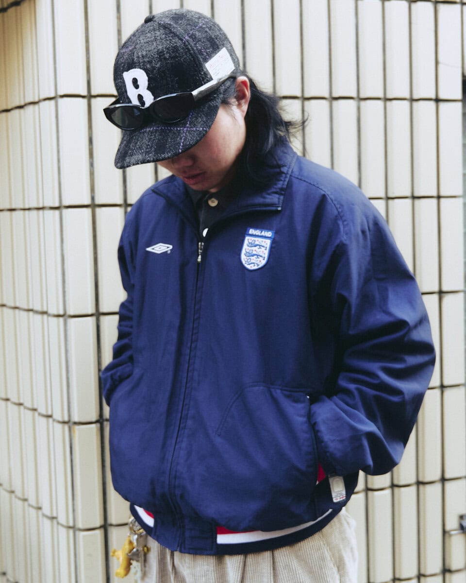 【スナップ】アーシーなパンツ＆スニーカーの色合わせに見る上級者感