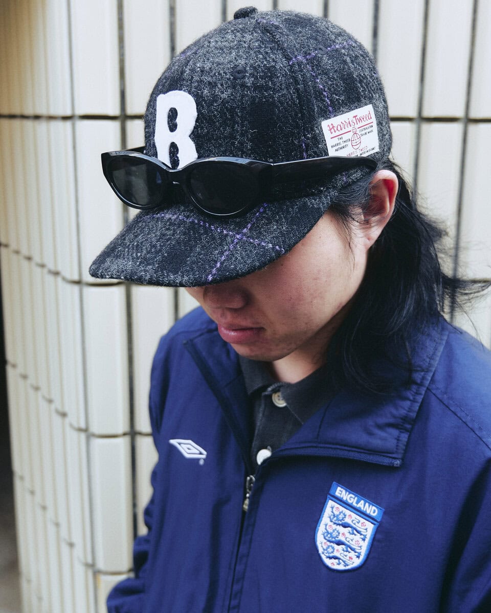 【スナップ】アーシーなパンツ＆スニーカーの色合わせに見る上級者感